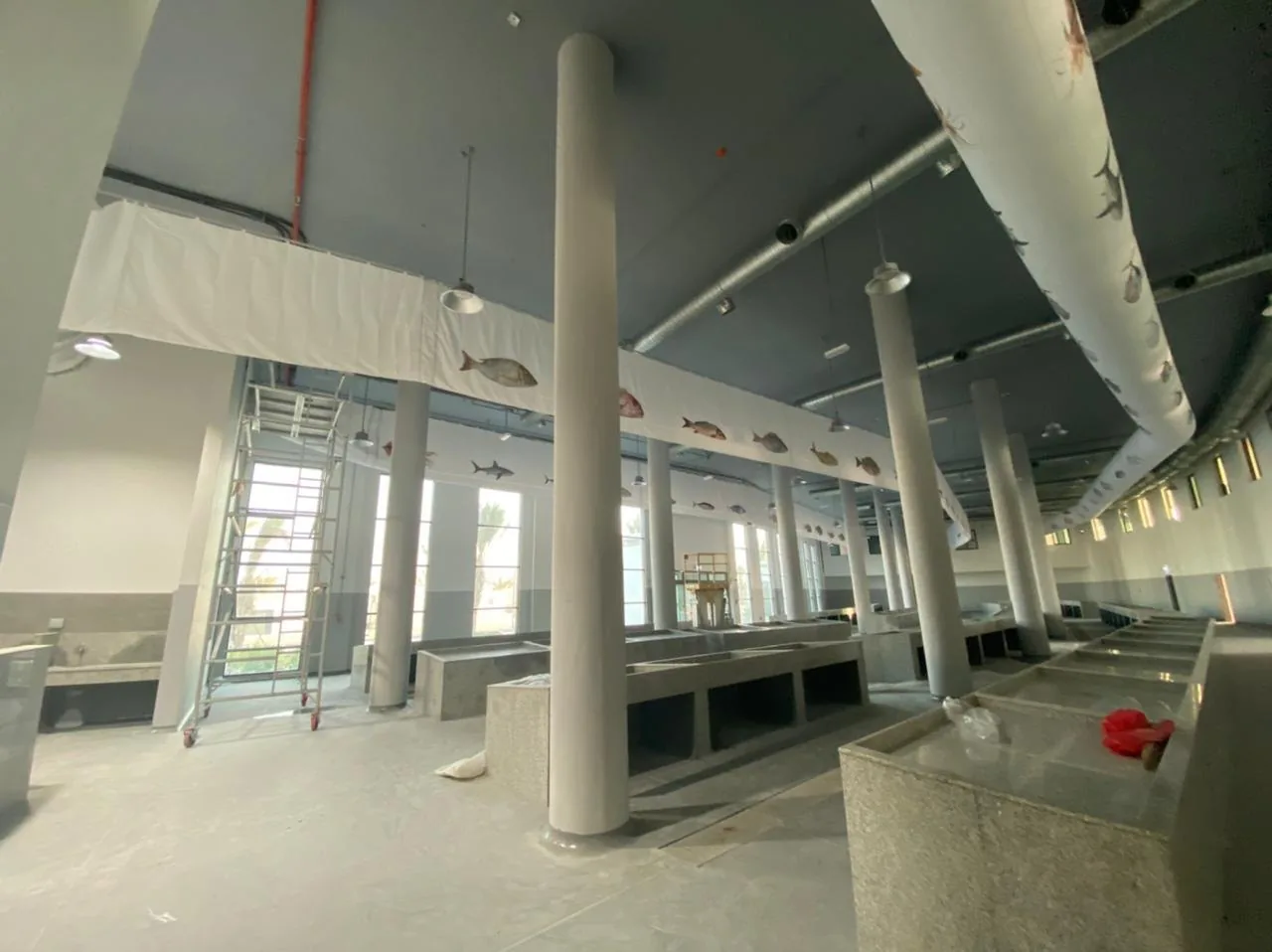 Air-conditioned hall with overhead ducts