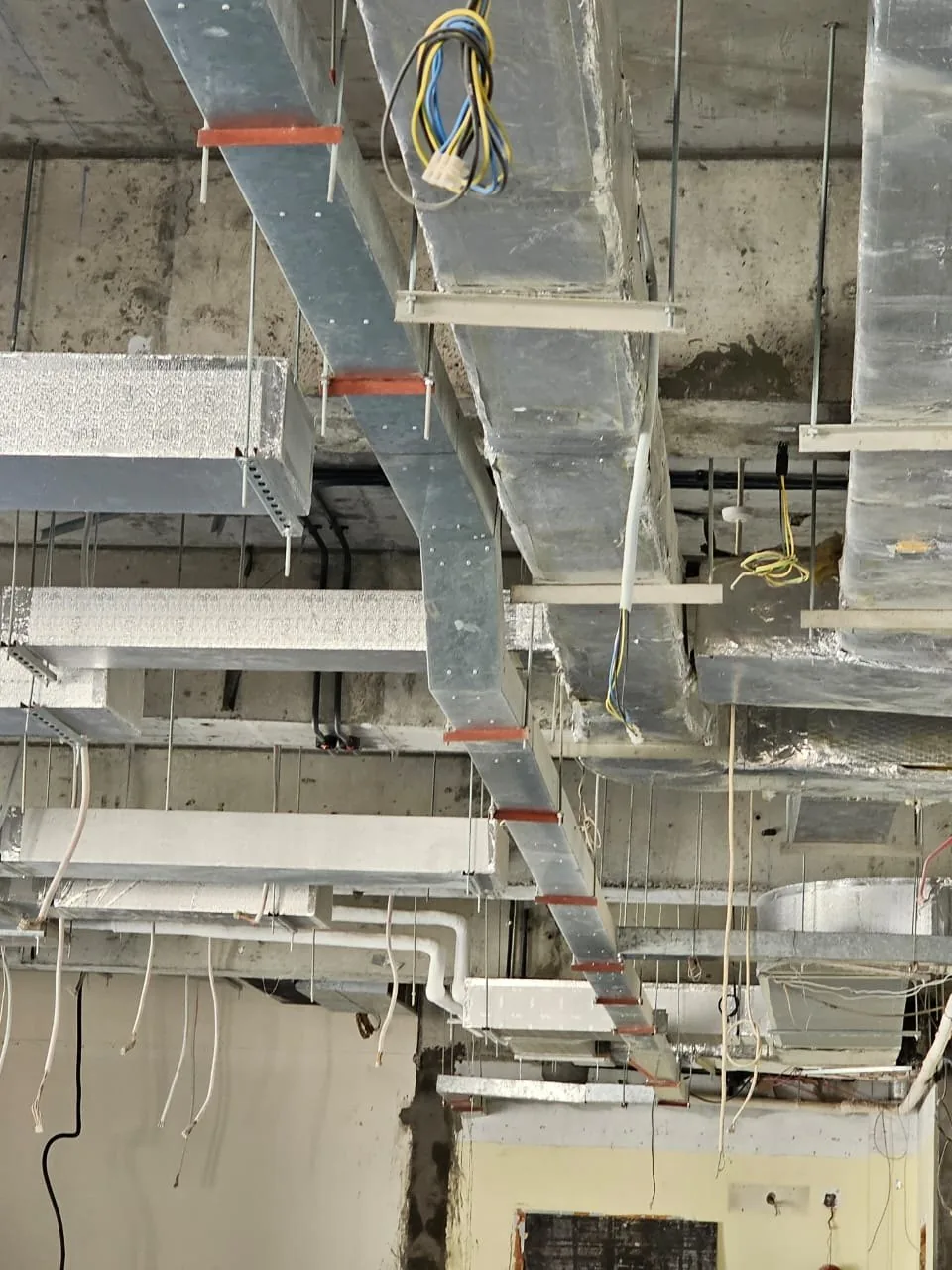 Ducts, cable trays and services above a ceiling