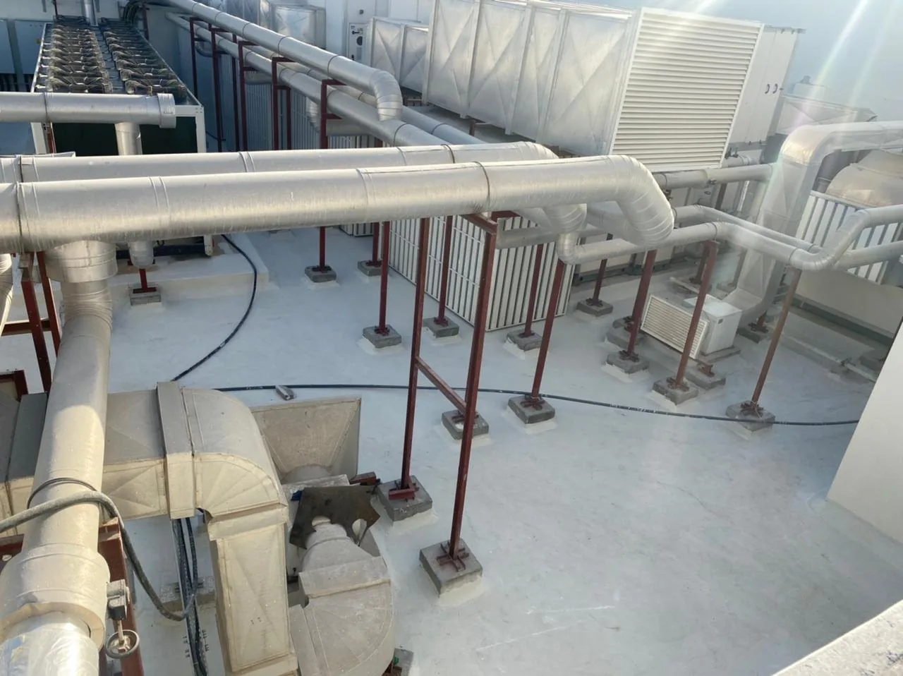 Rooftop plant with insulated pipework