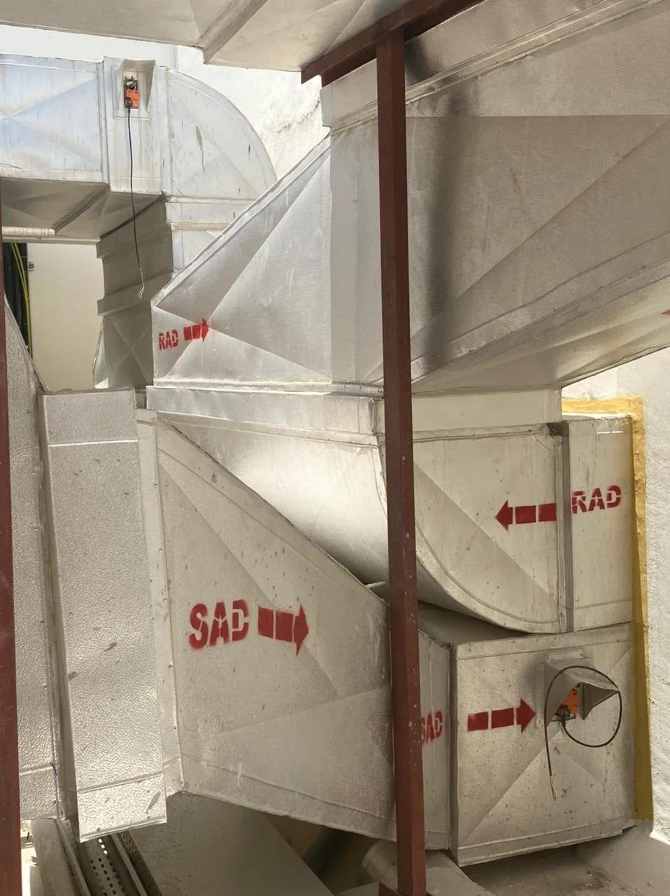 Supply air duct connections at an air handling unit